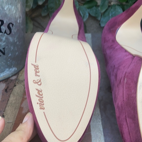 New Violet & Red Suede pumps
Color burgundy
Size 7 - Picture 5 of 9